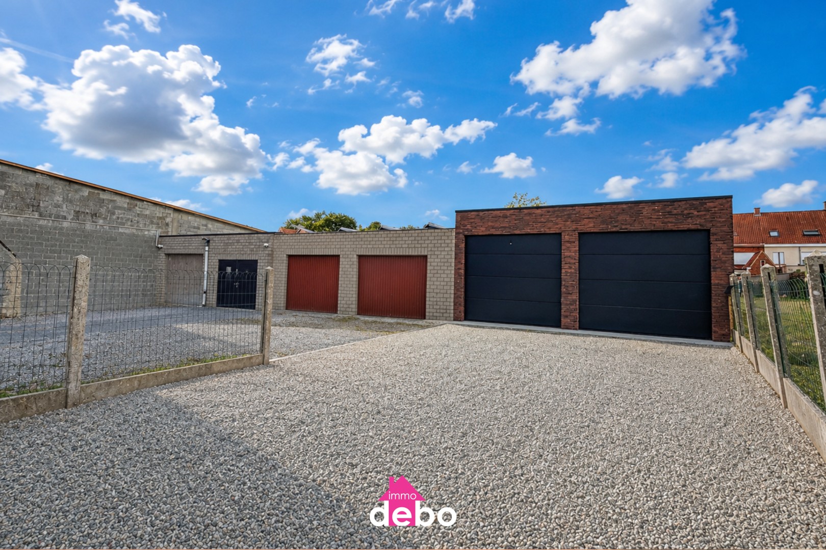 Instapklare en energiezuinige woning met 3 slaapkamers, 2 garages, keuken, badkamer, terras, diepe tuin en uitweg met 2 garages.