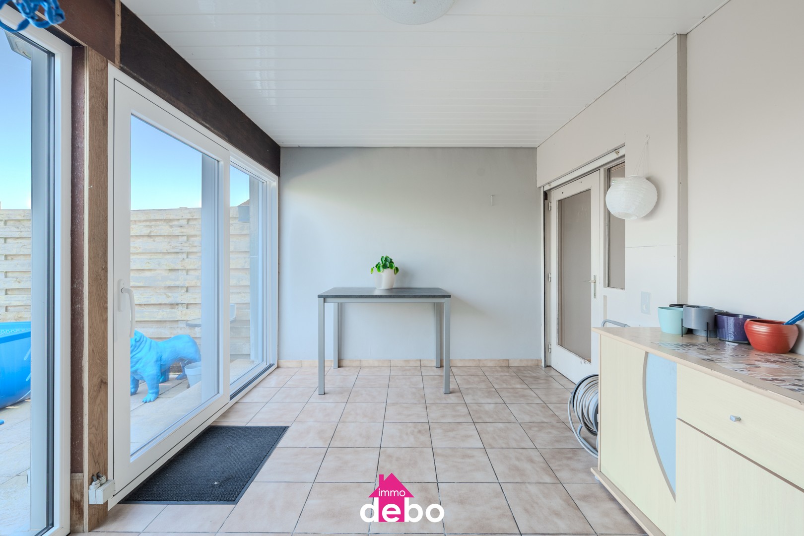 Maison familiale spacieuse et prête à emménager, comprenant 3 chambres, une cuisine ouverte, une salle de bains, une véranda et un jardin ensoleillé, idéalement située à Rekkem.