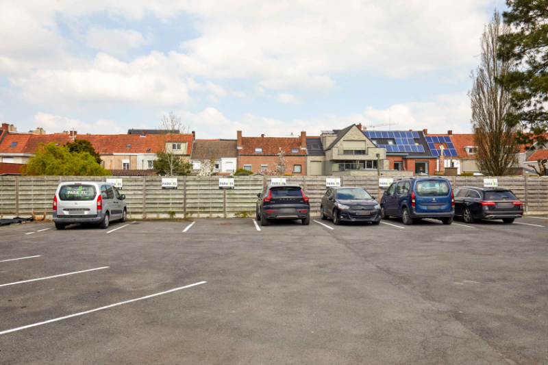 Roeselare-stadsrand : Trendy kantoorruimte van100-125m² in een recent gebouw met mogelijkheid tot huren van autostaanplaatsen.