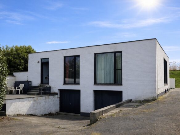Karaktervolle bungalow met uitzonderlijke ruimte en polyvalente onderbouw. (Ref.17203)