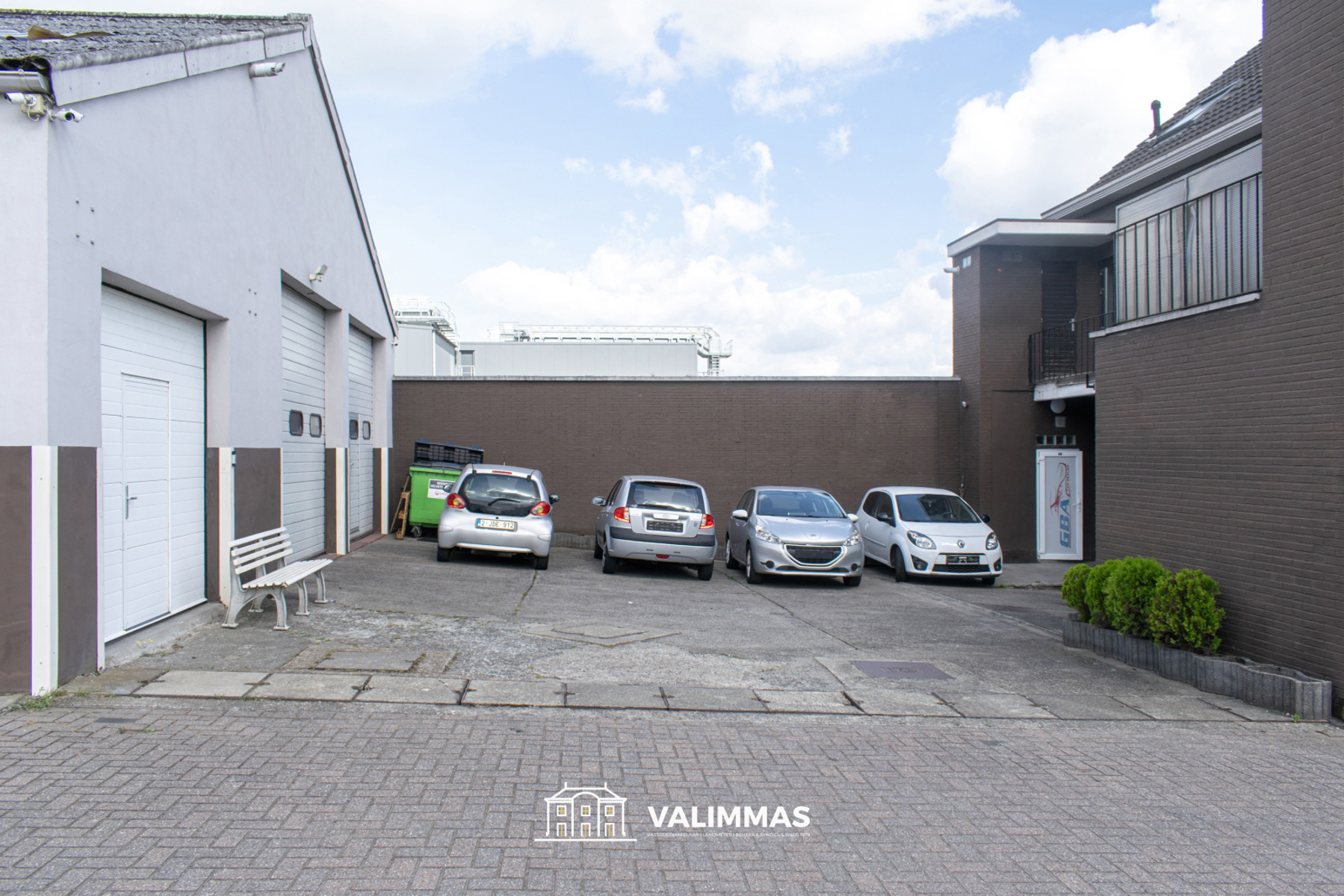 Handelsruimte / showroom met opslagplaats en parking…