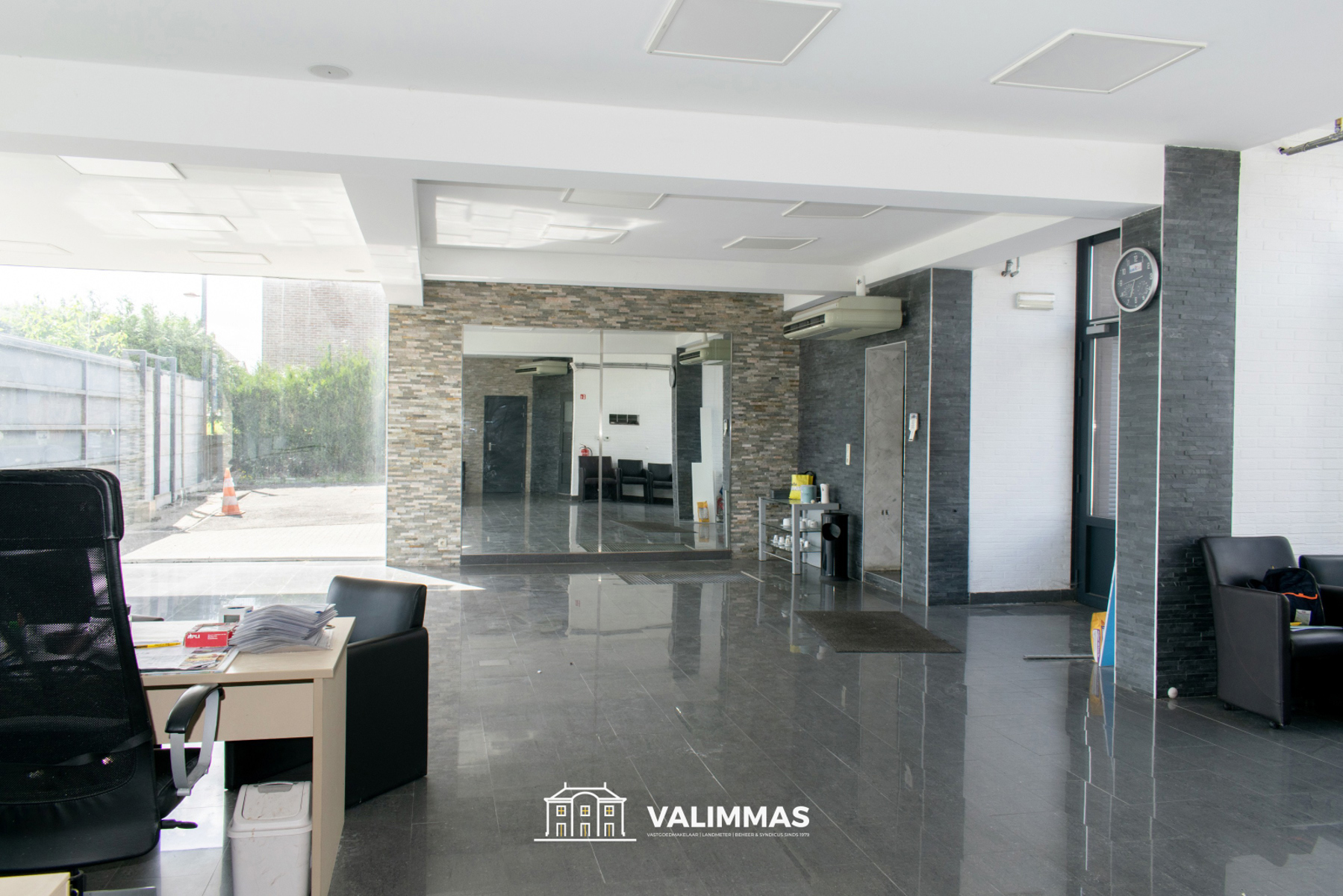 Handelsruimte / showroom met opslagplaats en parking…