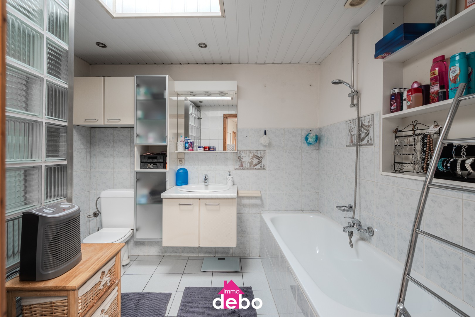 Maison familiale spacieuse et prête à emménager, comprenant 3 chambres, une cuisine ouverte, une salle de bains, une véranda et un jardin ensoleillé, idéalement située à Rekkem.