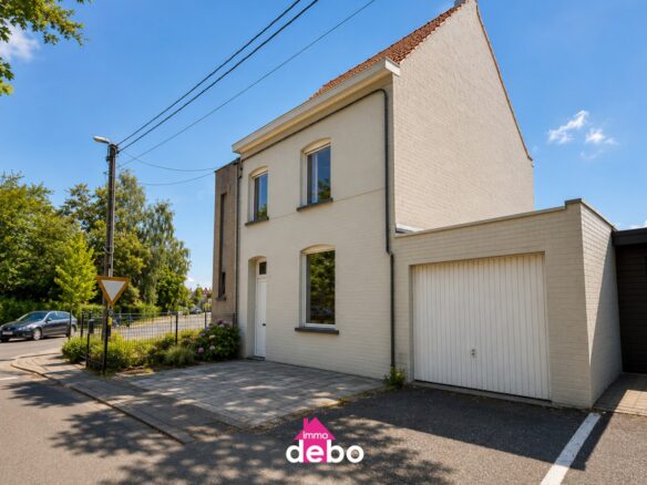 Gezinswoning met garage, 2 slaapkamers, zolder en tuin op wandelafstand van het centrum