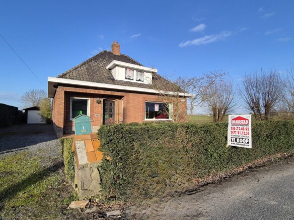 Villa met uitzonderlijk potentieel op een zeer ruim perceel in een groene omgeving met 3 slaapkamers (Ref.17100)
