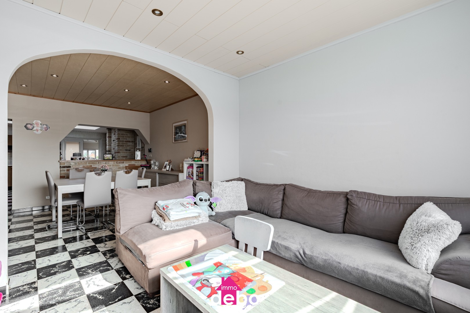 Maison familiale spacieuse et prête à emménager, comprenant 3 chambres, une cuisine ouverte, une salle de bains, une véranda et un jardin ensoleillé, idéalement située à Rekkem.