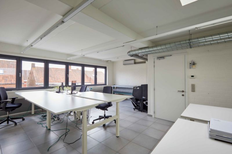 Roeselare-stadsrand : Trendy kantoorruimte van100-125m² in een recent gebouw met mogelijkheid tot huren van autostaanplaatsen.