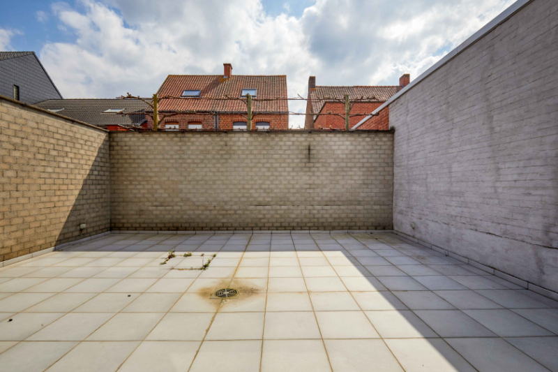 Roeselare-stadsrand : Trendy kantoorruimte van100-125m² in een recent gebouw met mogelijkheid tot huren van autostaanplaatsen.
