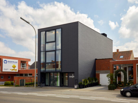 Roeselare-centrum. Trendy kantoorruimte met diensten te huur vanaf 1 persoon op een uistekende locatie. Voor starters of tijdelijke verhuis.