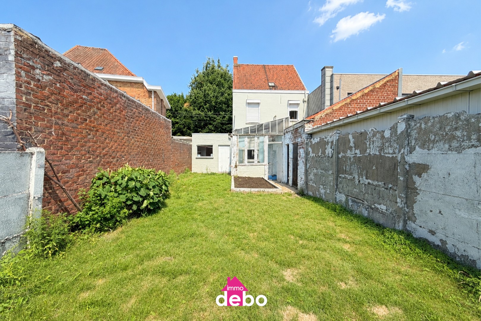 Gezinswoning met garage, 2 slaapkamers, zolder en tuin op wandelafstand van het centrum