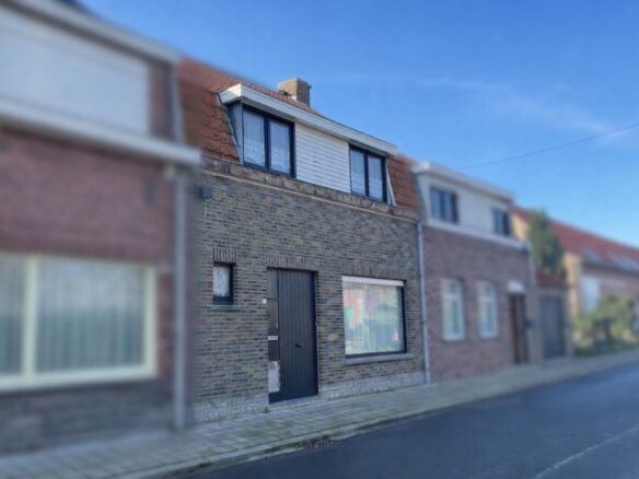 Gezellige op te frissen starterswoning in rustige straat met tuin, garage, 3 slpkrs, bdkr en keuken (Ref.17178)