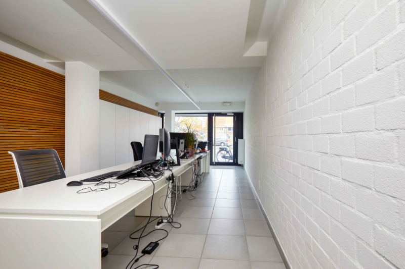 Roeselare-stadsrand : Trendy kantoorruimte van100-125m² in een recent gebouw met mogelijkheid tot huren van autostaanplaatsen.