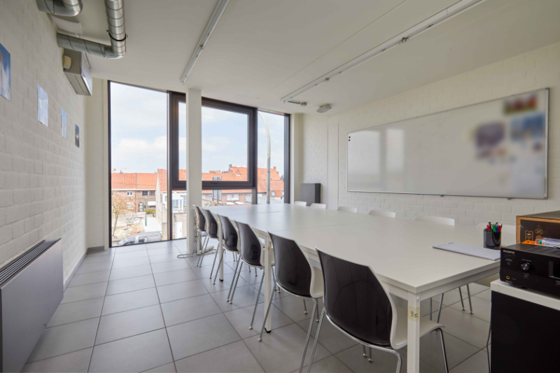 Roeselare-stadsrand : Trendy kantoorruimte van100-125m² in een recent gebouw met mogelijkheid tot huren van autostaanplaatsen.