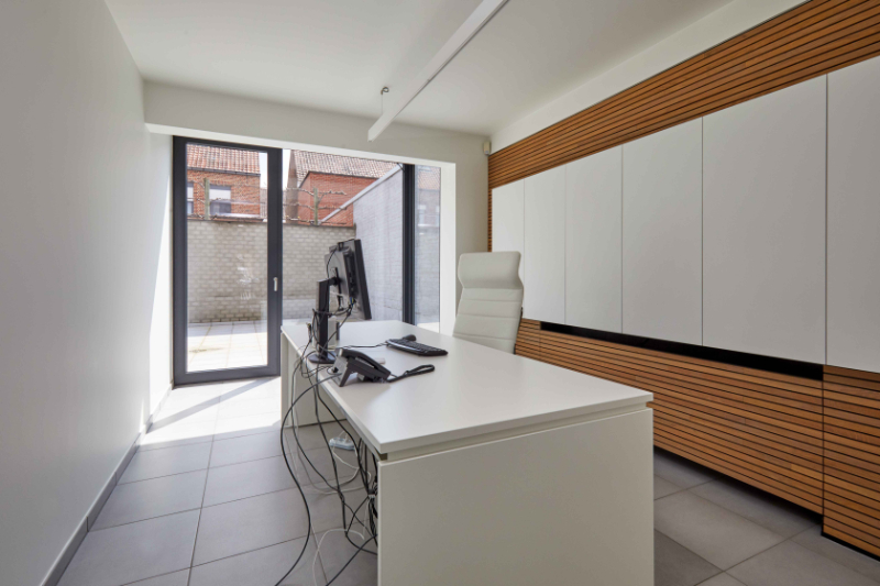 Roeselare-stadsrand : Trendy kantoorruimte van100-125m² in een recent gebouw met mogelijkheid tot huren van autostaanplaatsen.
