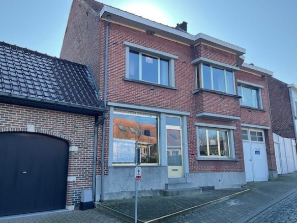 Ruime karaktervolle burgerwoning 4 slaapkamers, ruime inpandige garage en tuin.  Opp 317m².  (Ref.17148)