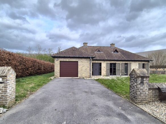 Schitterend gelegen bungalow met oprit, grote tuin, 3 slaapkamers, keuken en badkamer.  Opp 871. (Ref.17149)