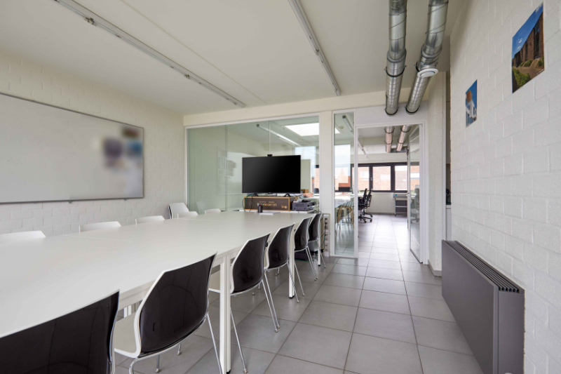 Roeselare-stadsrand : Trendy kantoorruimte van100-125m² in een recent gebouw met mogelijkheid tot huren van autostaanplaatsen.