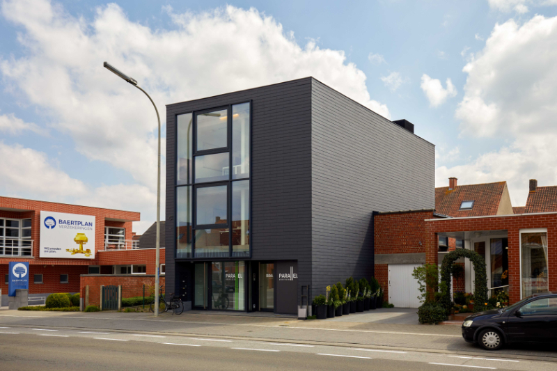 Roeselare-centrum. Trendy kantoorruimte met diensten te huur vanaf 1 persoon op een uistekende locatie. Voor starters of tijdelijke verhuis.