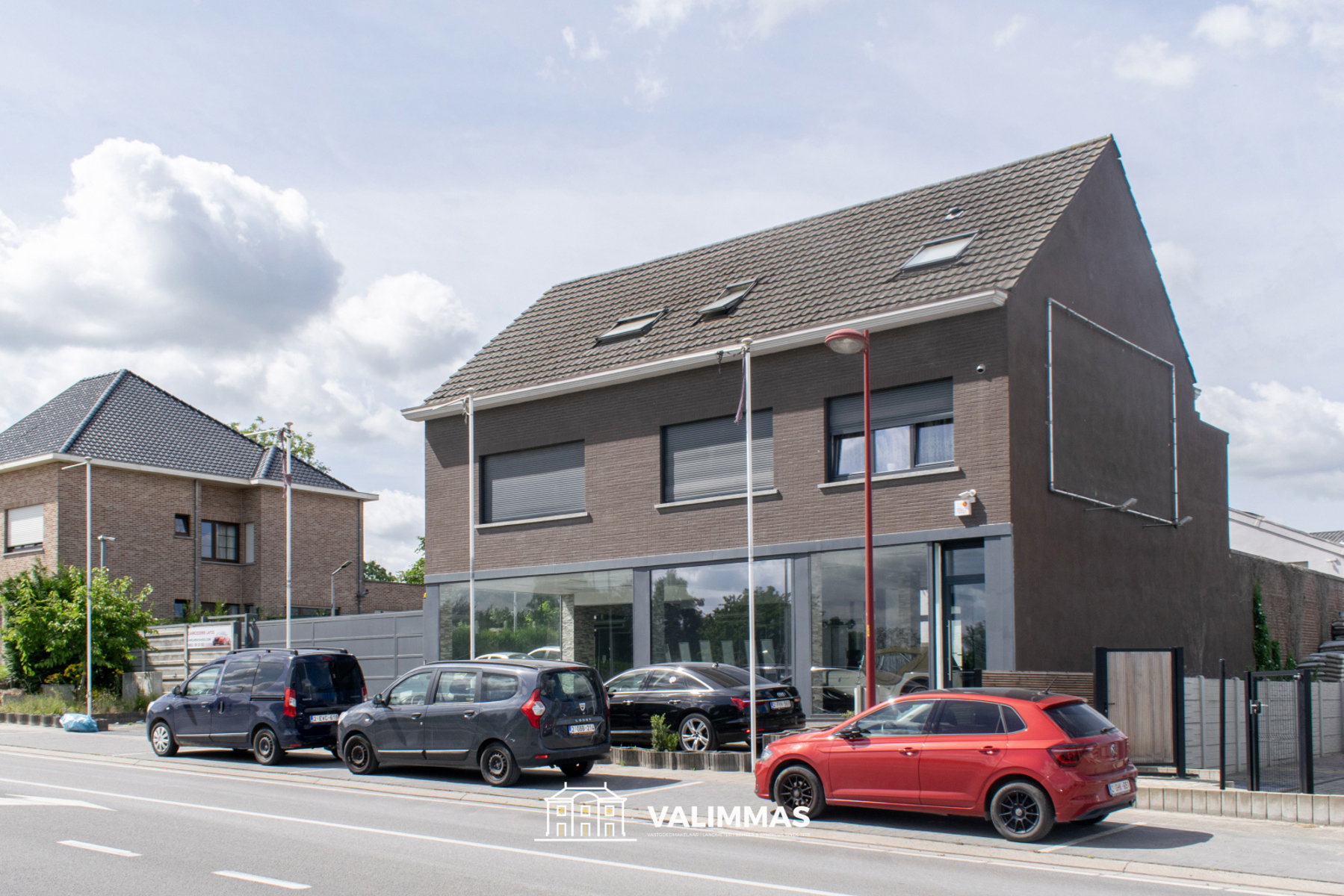 Handelsruimte / showroom met opslagplaats en parking…
