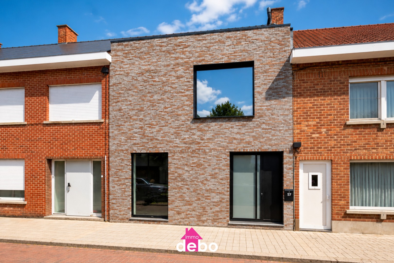 Instapklare en energiezuinige woning met 3 slaapkamers, 2 garages, keuken, badkamer, terras, diepe tuin en uitweg met 2 garages.
