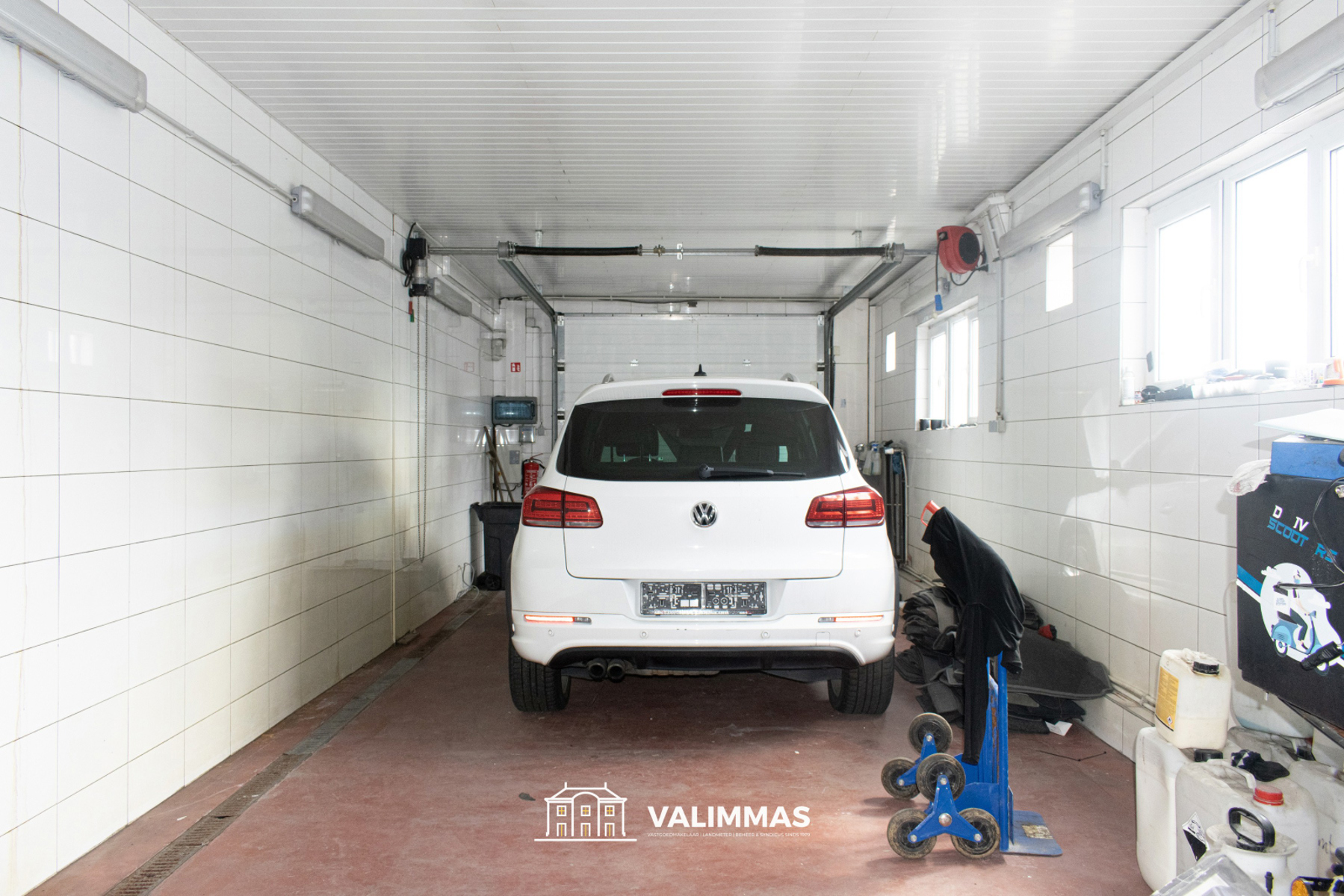 Handelsruimte / showroom met opslagplaats en parking…