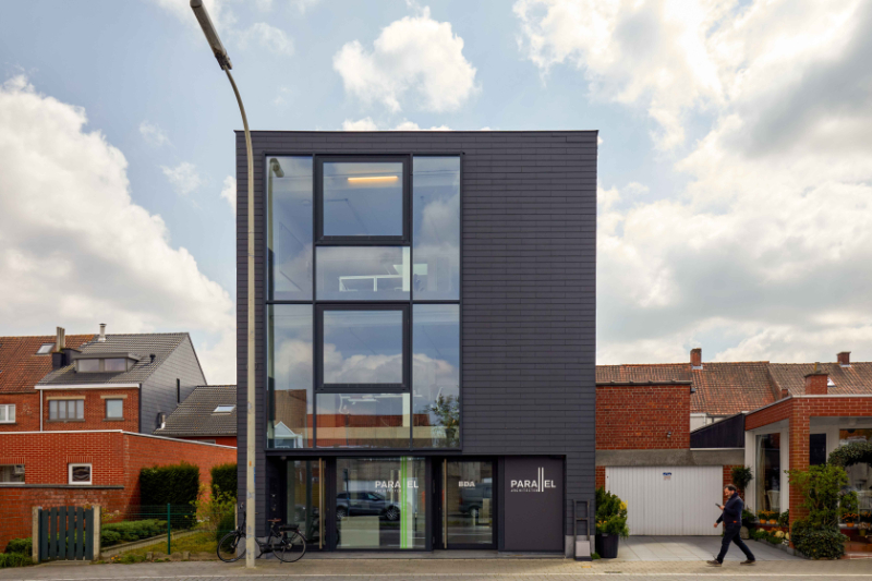 Roeselare-stadsrand : Trendy kantoorruimte van100-125m² in een recent gebouw met mogelijkheid tot huren van autostaanplaatsen.