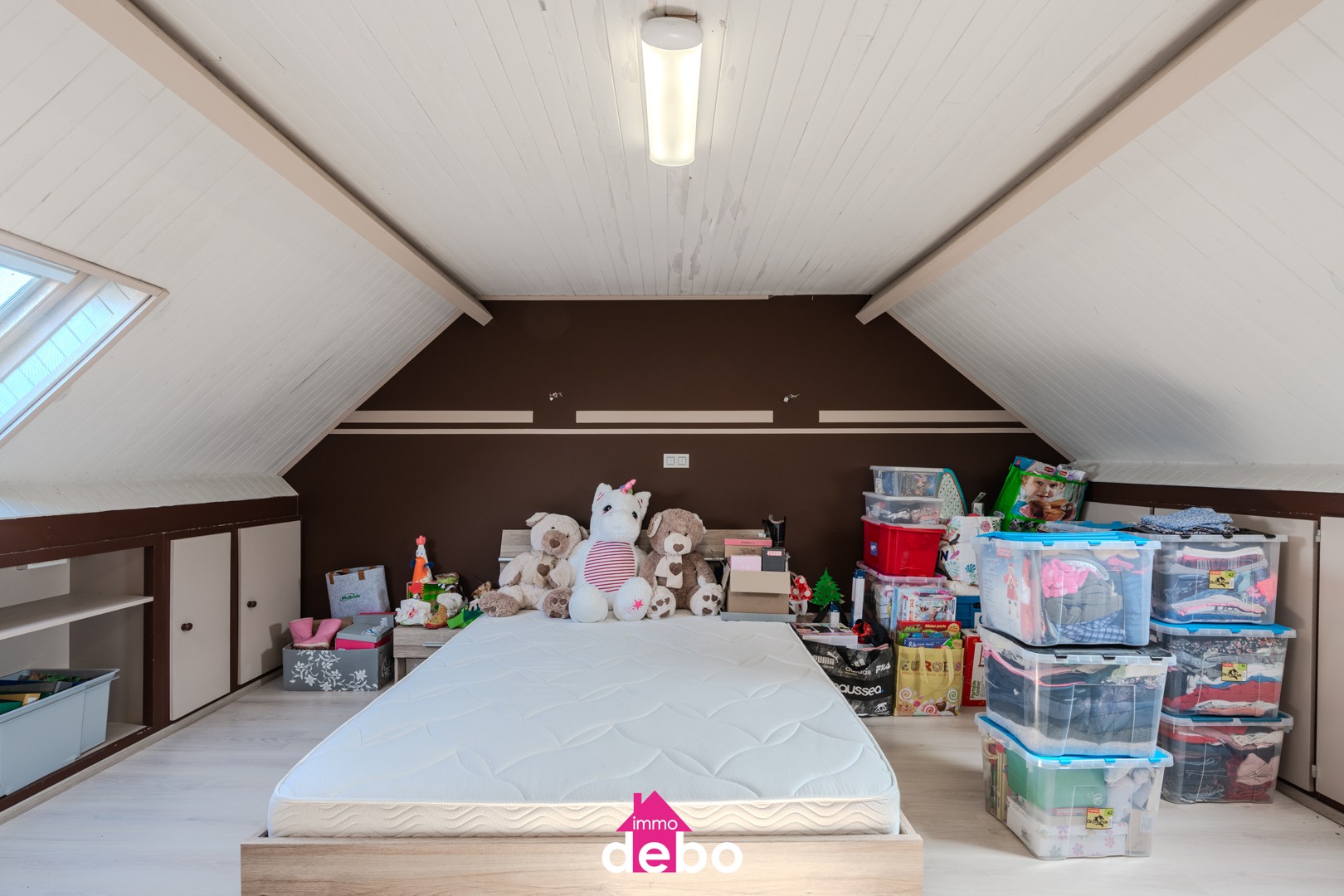 Maison familiale spacieuse et prête à emménager, comprenant 3 chambres, une cuisine ouverte, une salle de bains, une véranda et un jardin ensoleillé, idéalement située à Rekkem.