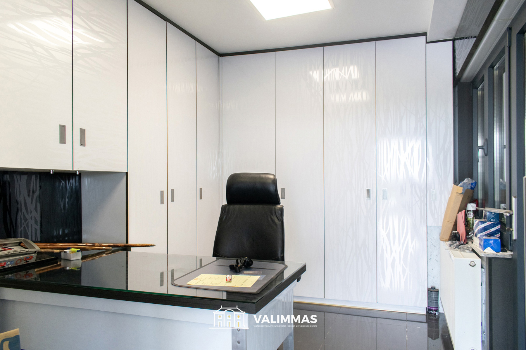 Handelsruimte / showroom met opslagplaats en parking…