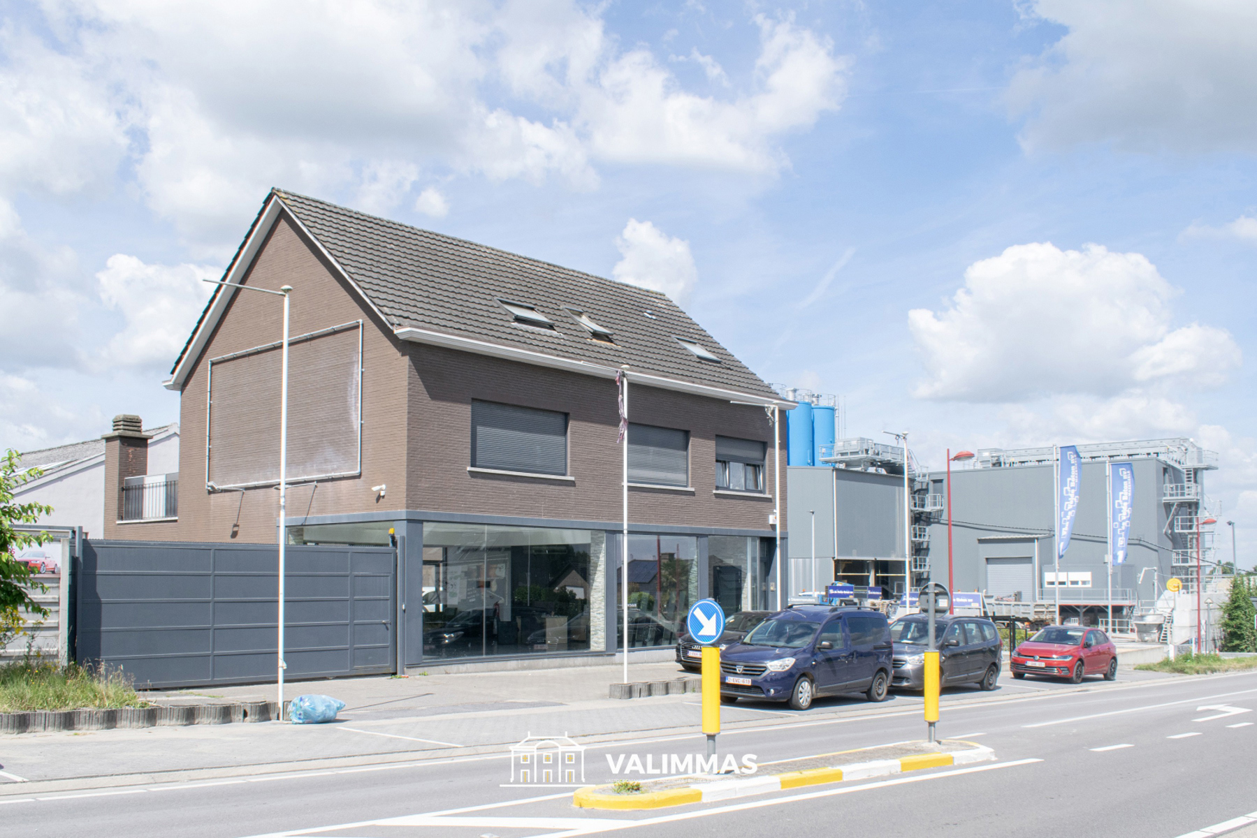 Handelsruimte / showroom met opslagplaats en parking…