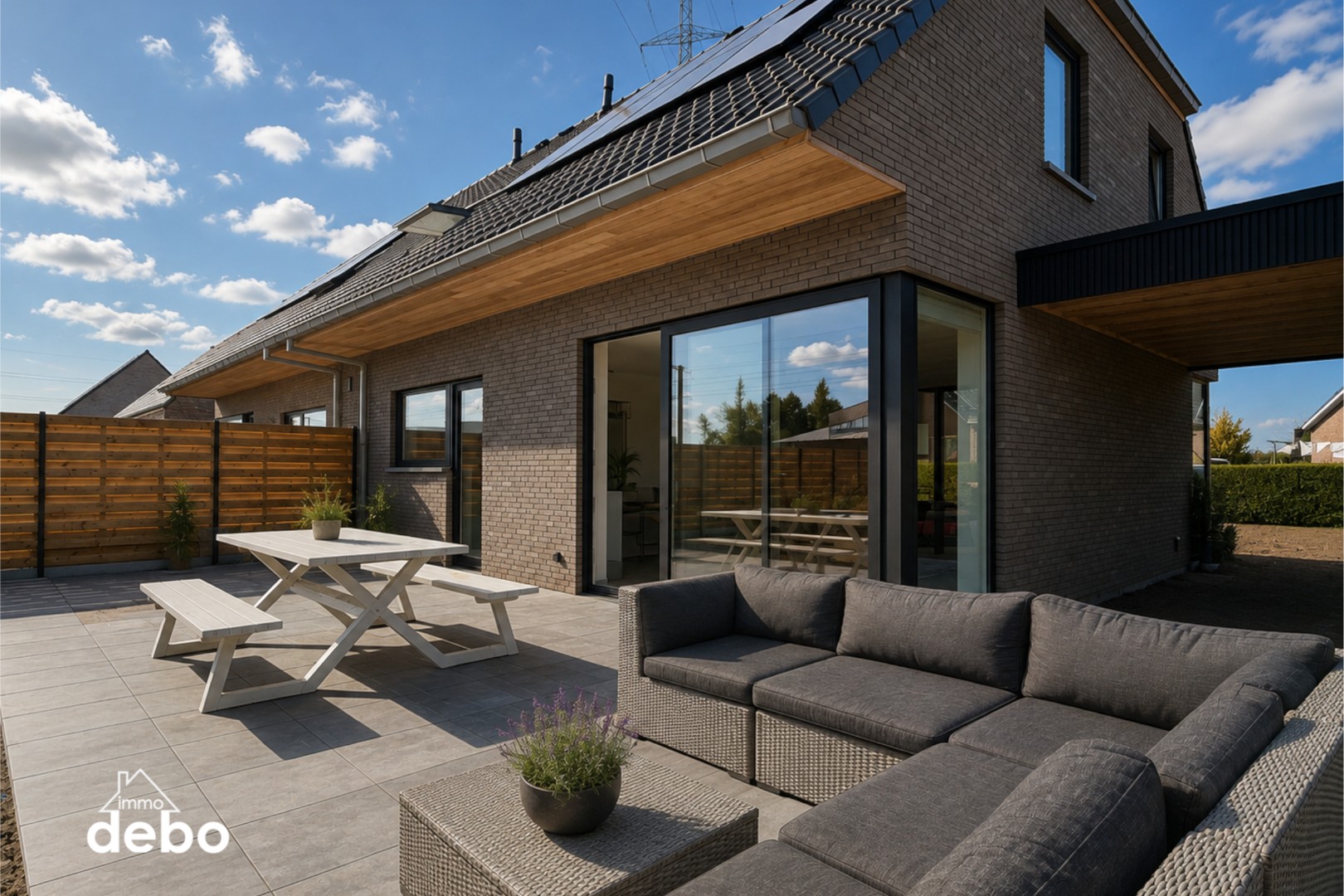 Recente halfopen woning met ruime tuin en carport