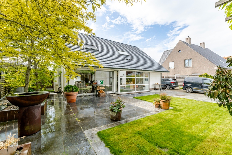 Roeselare-Gits. Opportuniteit aan de Bruggesteenweg gelegen. RUIME LUXE VILLA MET MAGAZIJN & KANTOOR, 4 slaapkamers, uiterst commercieel en zichtbaar. Recent vernieuwd !