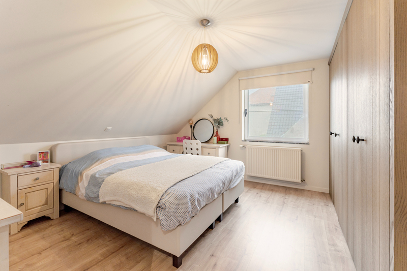 Roeselare-Gits. Opportuniteit aan de Bruggesteenweg gelegen. RUIME LUXE VILLA MET MAGAZIJN & KANTOOR, 4 slaapkamers, uiterst commercieel en zichtbaar. Recent vernieuwd !