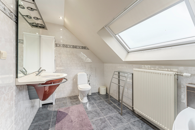 Roeselare-Gits. Opportuniteit aan de Bruggesteenweg gelegen. RUIME LUXE VILLA MET MAGAZIJN & KANTOOR, 4 slaapkamers, uiterst commercieel en zichtbaar. Recent vernieuwd !
