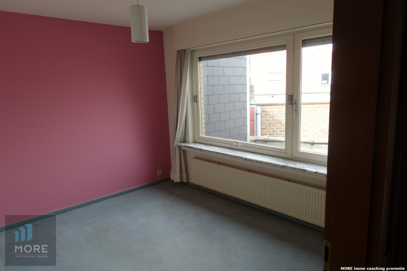 Rijwoning, momenteel bestaande uit een handelsgelijkvloers met appartement op het Gemeenteplein