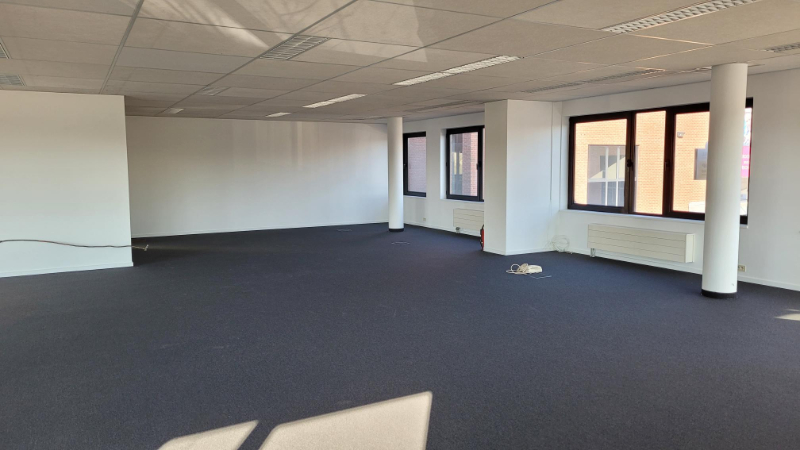 Roeselare, stadsrand: Vlot bereikbare zeer ruime open en lichtrijke kantoorruimte (172m2) met parking aan ring van Roeselare
