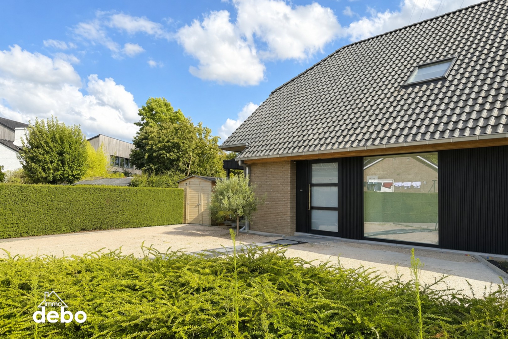 Recente halfopen woning met ruime tuin en carport