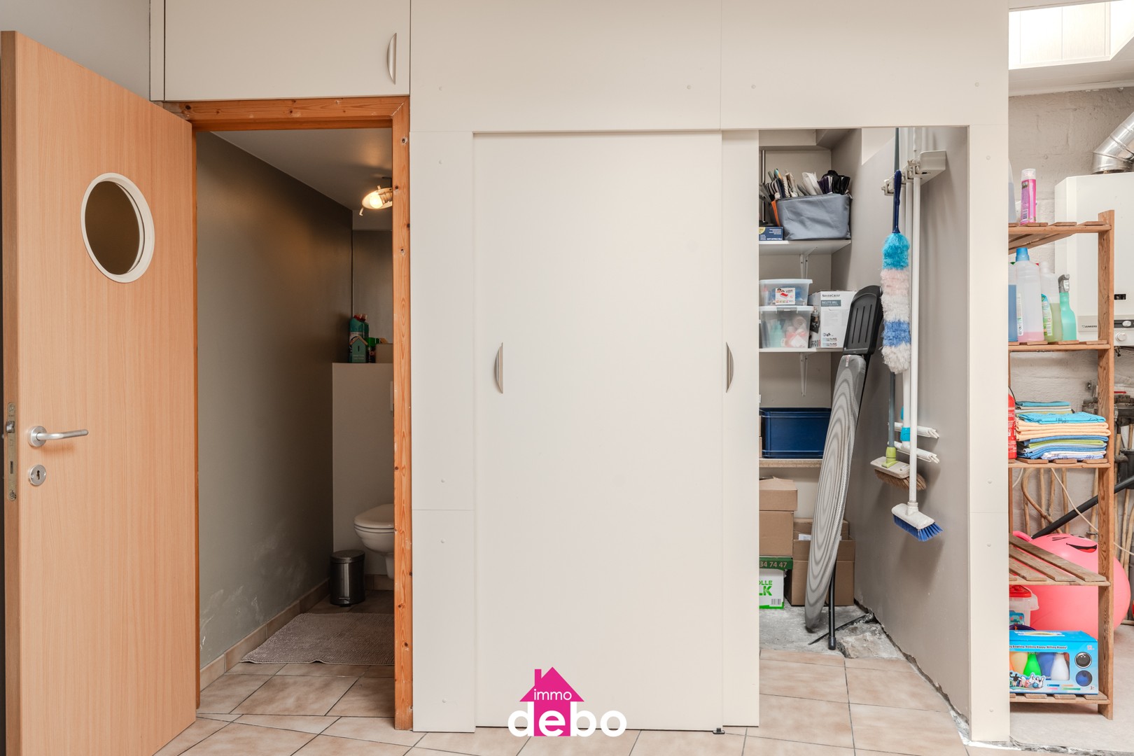 Instapklare ruime gezinswoning met 3 slaapkamers, open keuken, badkamer, veranda en zonnige tuin, goed gelegen te Rekkem