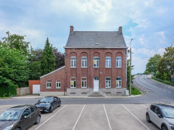 Izegem – Ruime pastorie met diepe tuin op landelijke ligging