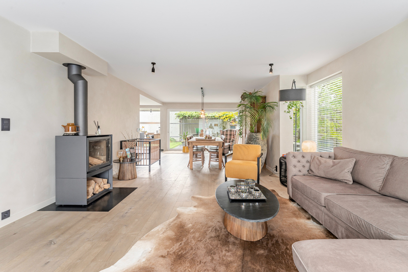 Roeselare-Gits. Opportuniteit aan de Bruggesteenweg gelegen. RUIME LUXE VILLA MET MAGAZIJN & KANTOOR, 4 slaapkamers, uiterst commercieel en zichtbaar. Recent vernieuwd !