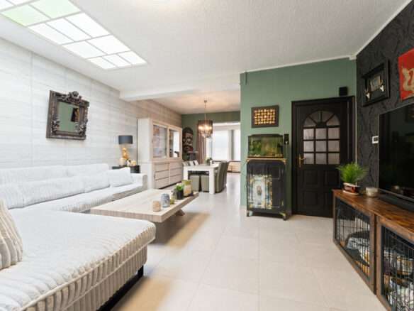 Beveren Roeselare : Nabij de kerk in Beveren ruime burgerwoning in lichte art-decostijl met 4 slaapkamers en zonnige tuin opp. 270 m²