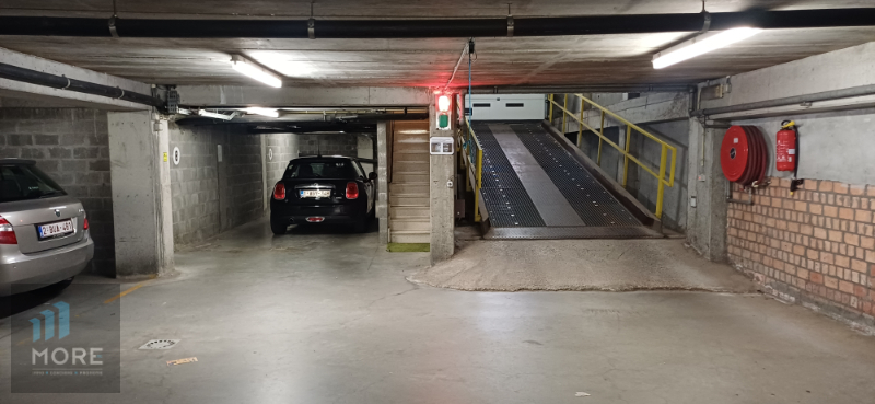 Autostaanplaats te huur in de Piers de Raveschootlaan