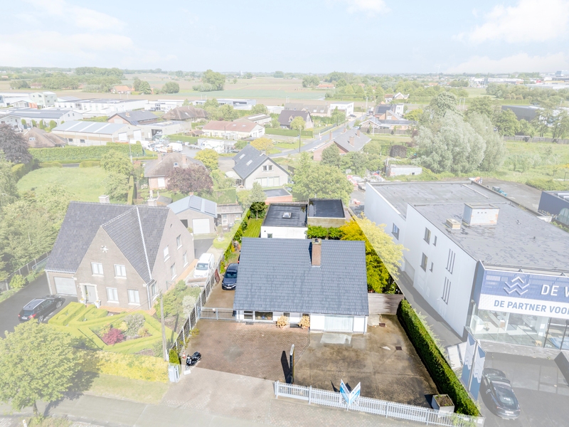 Roeselare-Gits. Opportuniteit aan de Bruggesteenweg gelegen. RUIME LUXE VILLA MET MAGAZIJN & KANTOOR, 4 slaapkamers, uiterst commercieel en zichtbaar. Recent vernieuwd !