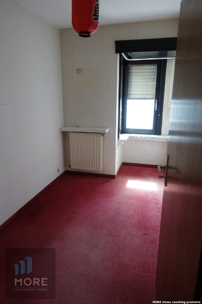 Rijwoning, momenteel bestaande uit een handelsgelijkvloers met appartement op het Gemeenteplein
