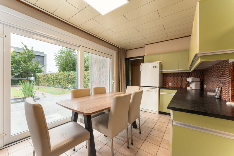 Roeselare : Robuuste halfopen bebouwing op 353 m² met verrassend veel ruimte en zuidgerichte tuin