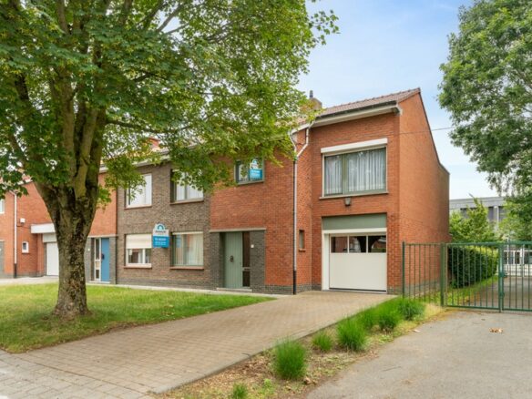 Roeselare : Robuuste halfopen bebouwing op 353 m² met verrassend veel ruimte en zuidgerichte tuin