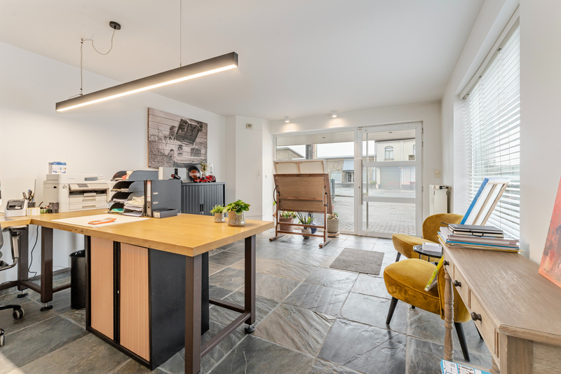 Roeselare-Gits. Opportuniteit aan de Bruggesteenweg gelegen. RUIME LUXE VILLA MET MAGAZIJN & KANTOOR, 4 slaapkamers, uiterst commercieel en zichtbaar. Recent vernieuwd !