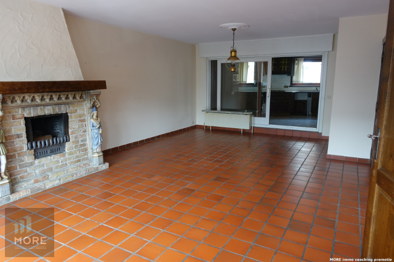 Rijwoning, momenteel bestaande uit een handelsgelijkvloers met appartement op het Gemeenteplein