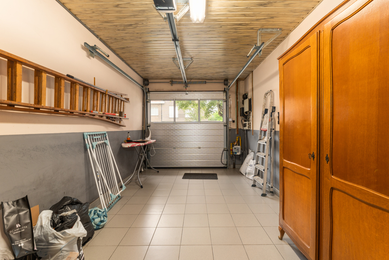 Roeselare : Robuuste halfopen bebouwing op 353 m² met verrassend veel ruimte en zuidgerichte tuin