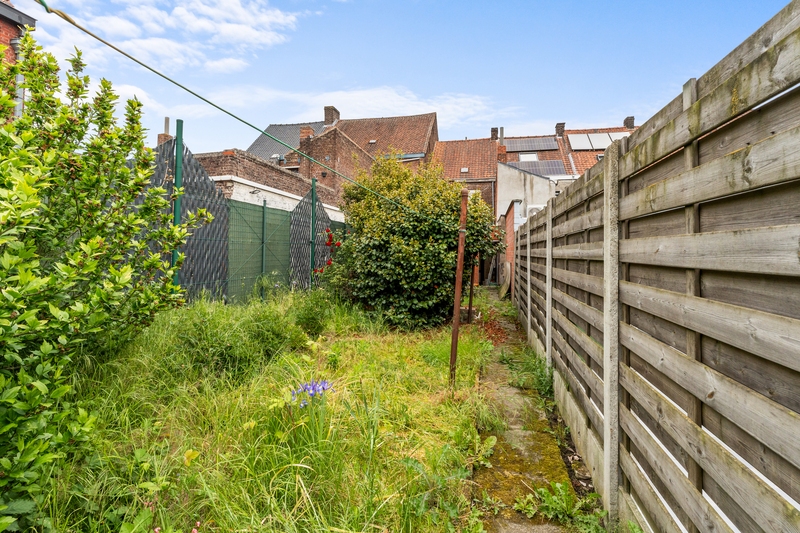 Roeselare-stadsrand.  Te renoveren ruime stevige rijwoning met 3-4 slaapkamers op een mooi perceel van 263m2.  Ideaal voor doe-het-zelver en renoveerder/investeerder.