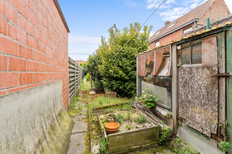Roeselare-stadsrand.  Te renoveren ruime stevige rijwoning met 3-4 slaapkamers op een mooi perceel van 263m2.  Ideaal voor doe-het-zelver en renoveerder/investeerder.